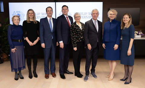 (de izquierda a derecha) Marian Salzman, vicepresidenta sénior y directora de ciudadanía corporativa, PMI US;  la alcaldesa de Stamford, Caroline Simmons;  el congresista estadounidense Jim Himes;  el representante estatal Tom O'Dea;  Fran Pastore, director general del Consejo de Desarrollo Empresarial de la Mujer;  el gobernador Ned Lamont;  Stacey Kennedy, presidenta para las Américas y directora ejecutiva del negocio estadounidense de PMI;  Vicegobernadora Susan Bysiewicz (Foto: Business Wire)