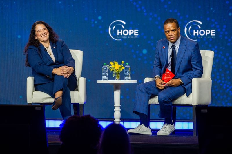 231211 ATLANTA, GA – Desde la izquierda, la administradora de la SBA, Isabel Guzmán, y el fundador y director ejecutivo de Operación HOPE, John Hope Bryant, tienen una conversación en los Foros Globales HOPE en el Hyatt Regency en el centro de Atlanta el lunes 11 de diciembre de 2023. (Bita Honarvar para The Atlanta Journal-Constitución)