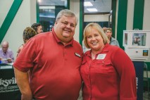 David Kruse y Susan Zidek en el negocio fuera de horario de la Cámara de Comercio del Área de Clarksville en Governors Square Mall en Clarksville el 15 de marzo de 2024. (Wesley Irvin)