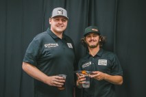 Hunter Sawyer y Nathan Brinker en el negocio fuera de horario de la Cámara de Comercio del Área de Clarksville en Governors Square Mall en Clarksville el 15 de marzo de 2024. (Wesley Irvin)