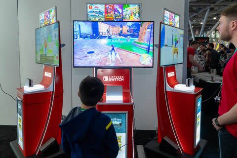 En esta foto proporcionada por Nintendo of America, Marcelo, de 7 años, disfruta de una demostración del juego Pokémon Violet en PAX East.