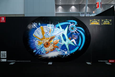 Nintendo of America presentó un mural pintado a mano que presenta un Eevee “terastalizante” de los juegos Pokémon Escarlata y Pokémon Violeta durante la PAX East en Boston.  El mural, junto con las estaciones de juego y las apariciones de los personajes disfrazados de Pikachu y Eevee, continuará hasta el cierre de la convención el domingo 24 de marzo.