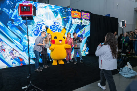 En esta foto proporcionada por Nintendo of America, un grupo se toma una foto con Pikachu en PAX East.