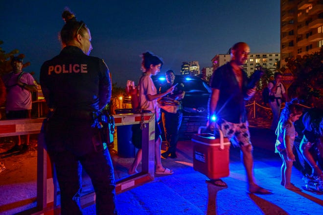 Los turistas abandonan la playa después del cierre de la policía de Miami Beach en South Beach durante este fin de semana de vacaciones de primavera el 8 de marzo de 2024.