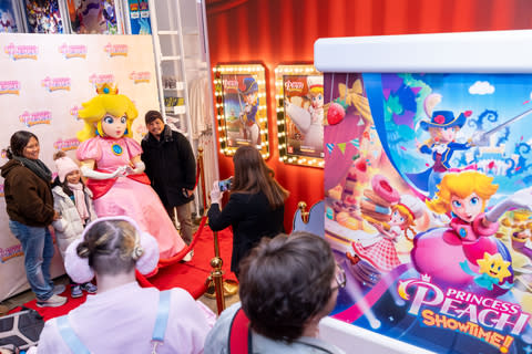 ¡Nintendo está celebrando el lanzamiento de Princess Peach: Showtime!  juego inspirándose en el Sparkle Theatre del juego para un evento especial de fin de semana.  El evento, que presenta jugabilidad en el sistema Nintendo Switch y fotografías teatrales, se extenderá hasta el 24 de marzo en la tienda Nintendo de Nueva York en el Rockefeller Center.