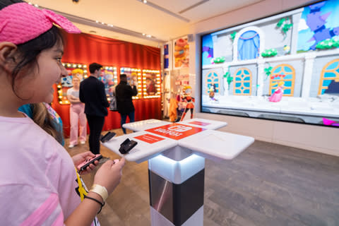 En esta foto proporcionada por Nintendo of America, los controladores Joy-Con rosa pastel recién lanzados debutan junto con Princess Peach: Showtime.  en la celebración del lanzamiento en la tienda Nintendo de Nueva York en el Rockefeller Center.