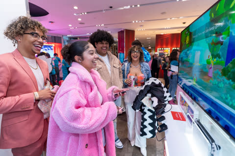 En esta foto proporcionada por Nintendo of America, los fanáticos son el centro de atención en el propio juego de Princess Peach mientras juegan Princess Peach: Showtime.  ¡En la tienda Nintendo de Nueva York en el Rockefeller Center!