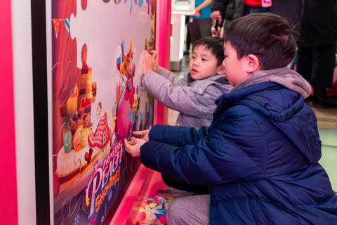 En esta foto proporcionada por Nintendo of America, los fanáticos se reúnen en la tienda Nintendo de Nueva York en el Rockefeller Center para celebrar el lanzamiento del juego Princess Peach: Showtime.  ¡Con decoración teatral, jugabilidad y actividades!