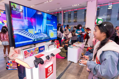 En esta foto proporcionada por Nintendo of America, Madison C., de 12 años, juega como Swordfighter Peach en la tienda Nintendo de Nueva York en el Rockefeller Center para celebrar el lanzamiento del juego Princess Peach: Showtime!.