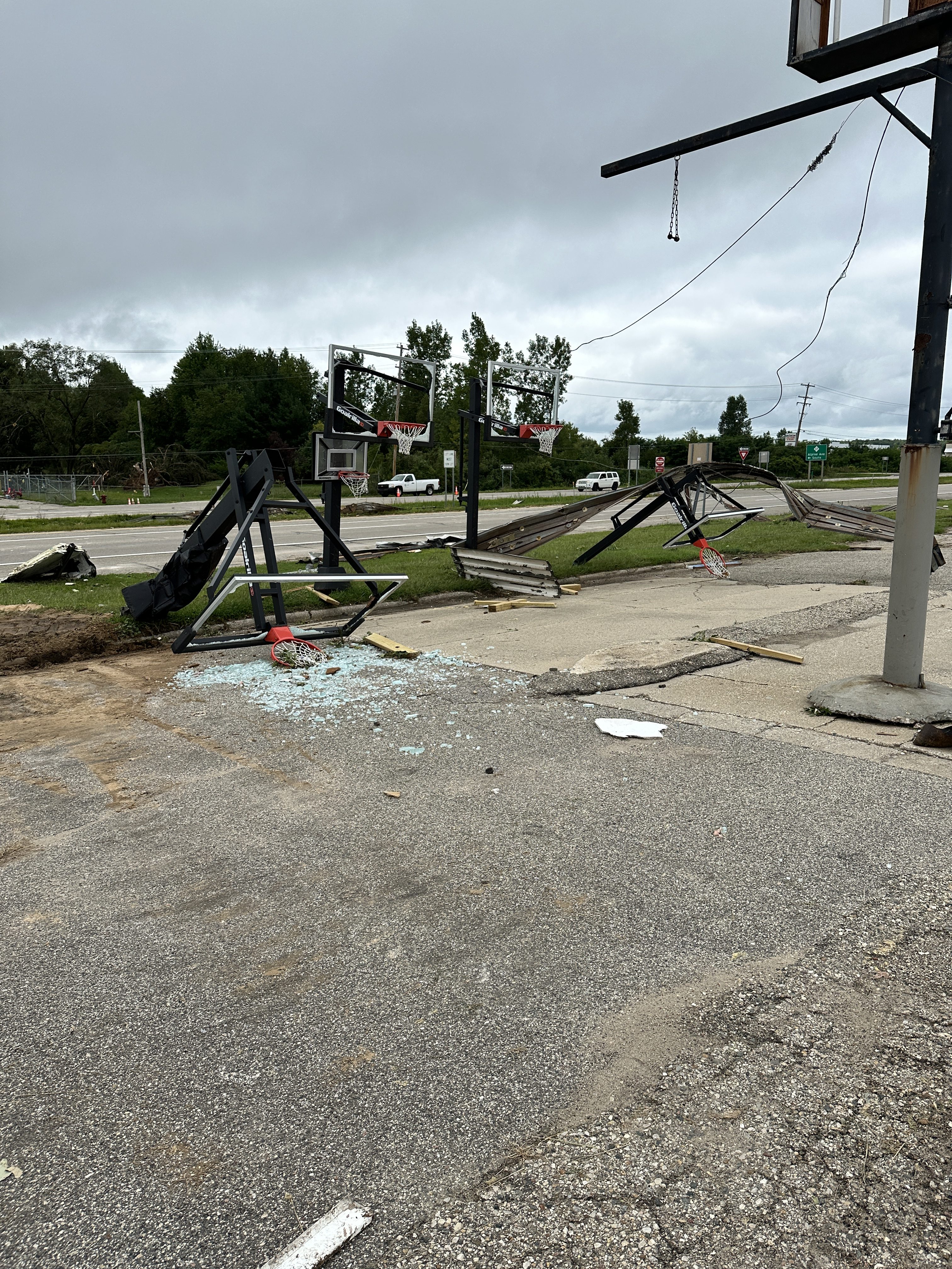 Los daños a Backyard Fun Zone después de la tormenta del 24 de agosto de 2023.  (Cortesía de Tracie Lampe)