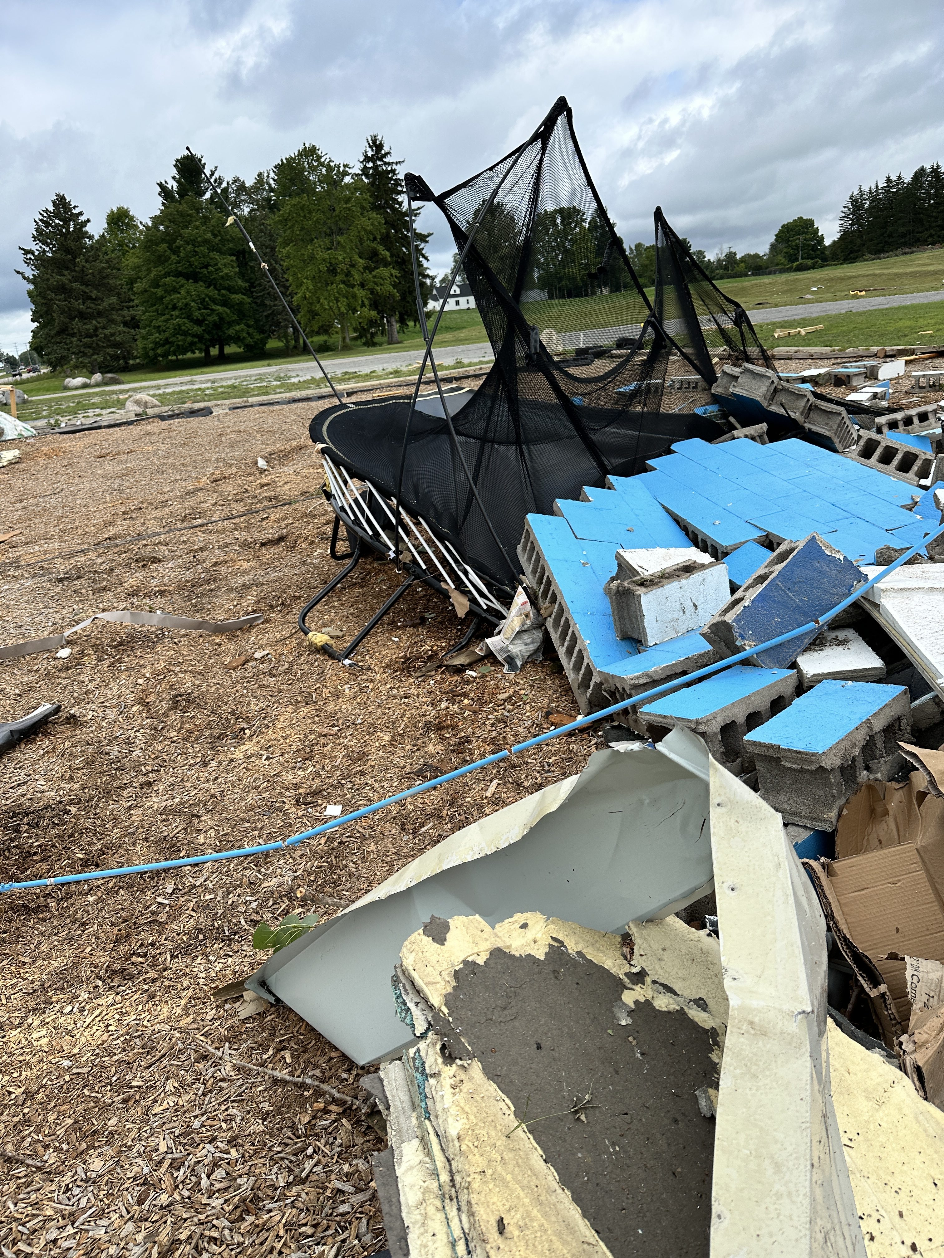 Los daños a Backyard Fun Zone después de la tormenta del 24 de agosto de 2023.  (Cortesía de Tracie Lampe)