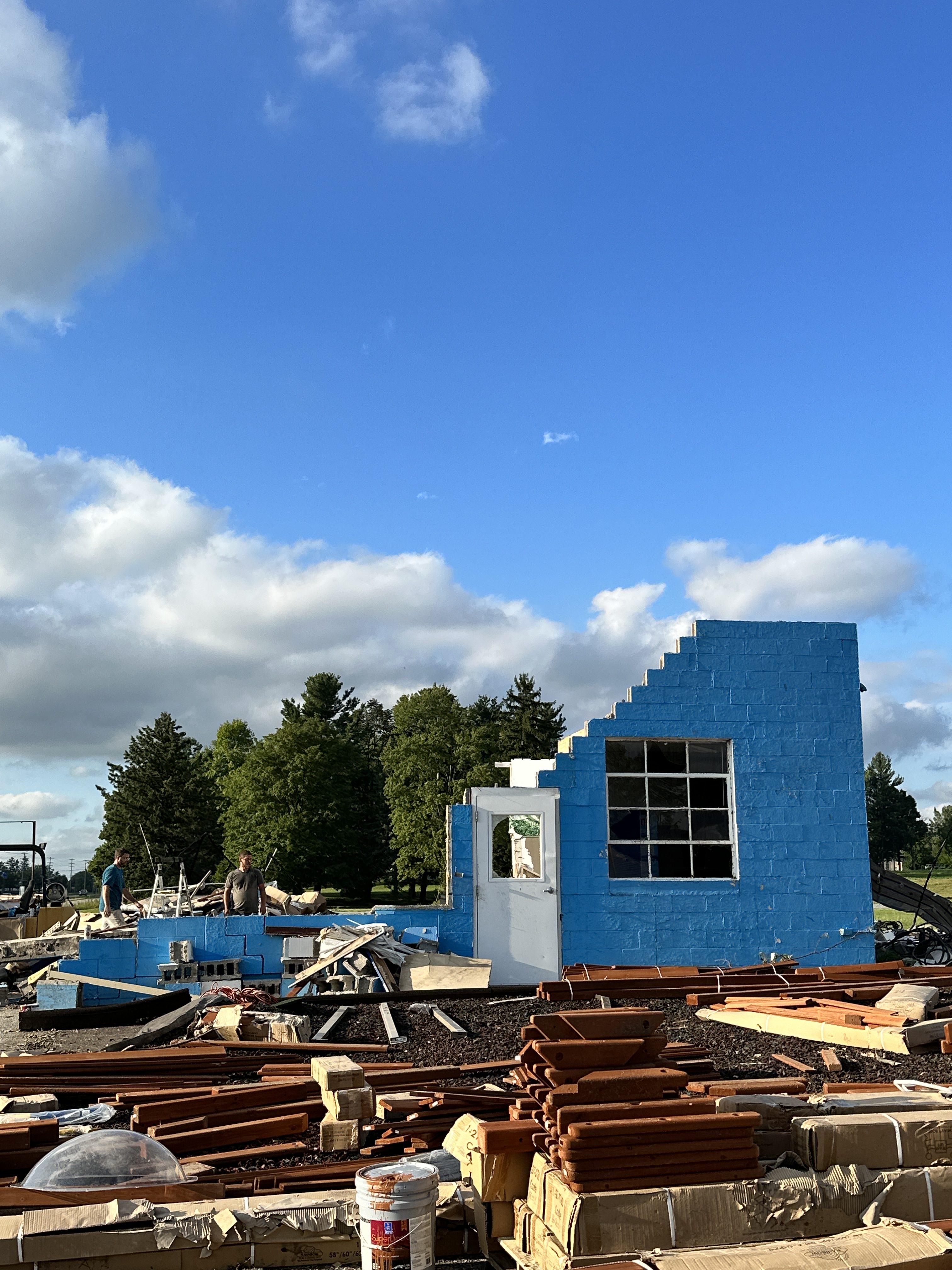 Los daños a Backyard Fun Zone después de la tormenta del 24 de agosto de 2023.  (Cortesía de Tracie Lampe)