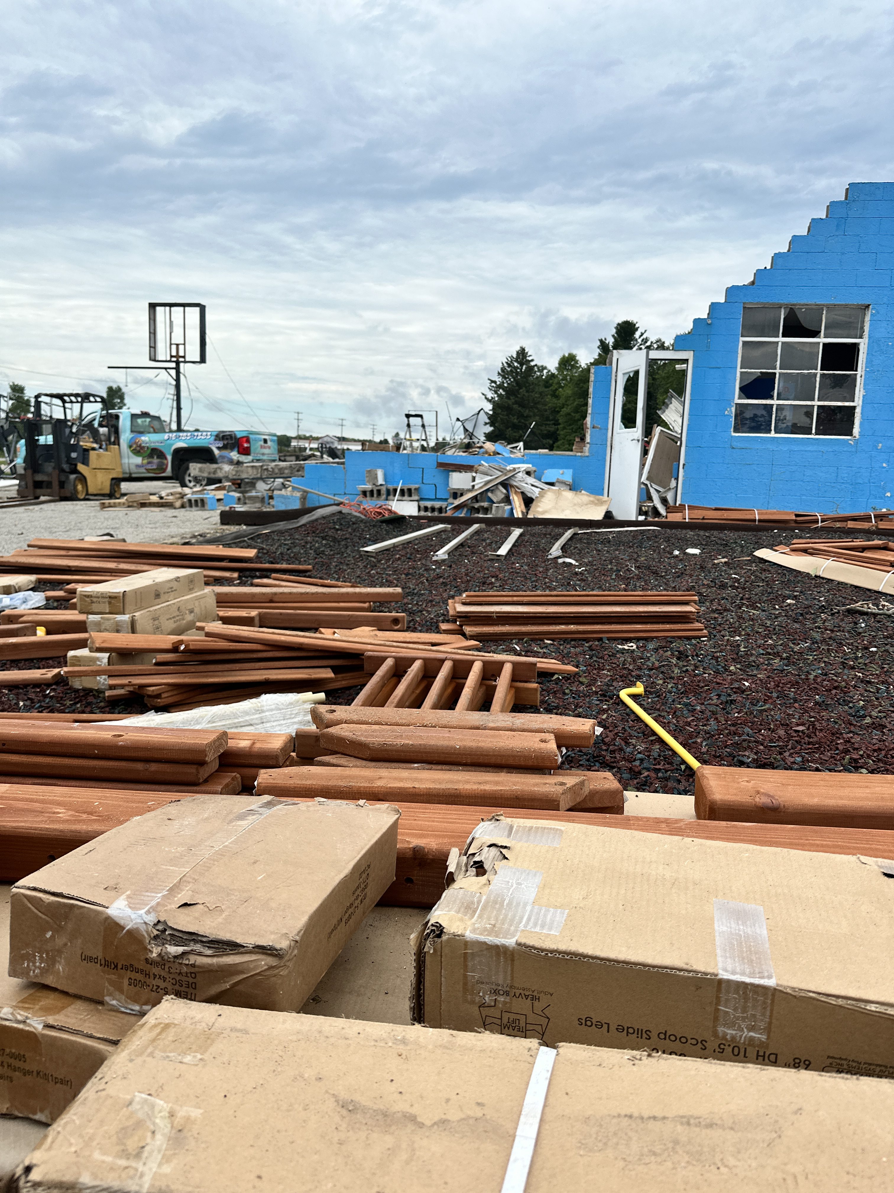 Los daños a Backyard Fun Zone después de la tormenta del 24 de agosto de 2023.  (Cortesía de Tracie Lampe)