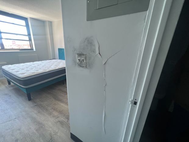 Placa de yeso agrietada en el dormitorio del apartamento de la escena del crimen.  (Obtenido por Daily News)