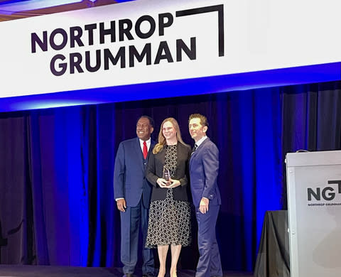 Dynamic Systems, Inc. recibió el premio Top Small Business de Northrop Grumman.  La presidenta y directora ejecutiva, Mardi Norman, acepta el honor en nombre de la empresa en la Cumbre de Premios a la Excelencia de Proveedores 2024 en Tysons Corner, VA.  En la foto, de izquierda a derecha: Ken Brown, vicepresidente de cadena de suministro global empresarial, NGC;  Mardi Norman, presidenta y directora ejecutiva de Dynamic Systems, Inc.;  Matt Bromberg, vicepresidente corporativo, operaciones globales, NGC (Foto: Business Wire)