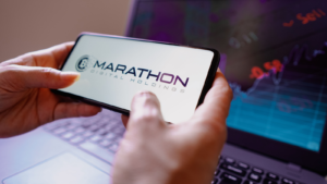 En esta ilustración fotográfica, se ve el logotipo de Marathon Digital Holdings (MARA) en la pantalla de un teléfono inteligente.