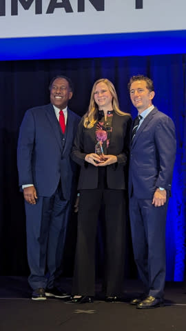 Mardi Norman, directora ejecutiva de Dynamic Systems, Inc., aceptando el premio a la calidad de Northrop Grumman en Tysons Corner, VA, en la Cumbre de premios a la excelencia de proveedores 2024.  En la foto, de izquierda a derecha: Ken Brown, vicepresidente de cadena de suministro global empresarial, NGC;  Mardi Norman, presidenta y directora ejecutiva de Dynamic Systems, Inc.;  Matt Bromberg, vicepresidente corporativo, operaciones globales, NGC (Foto: Business Wire)