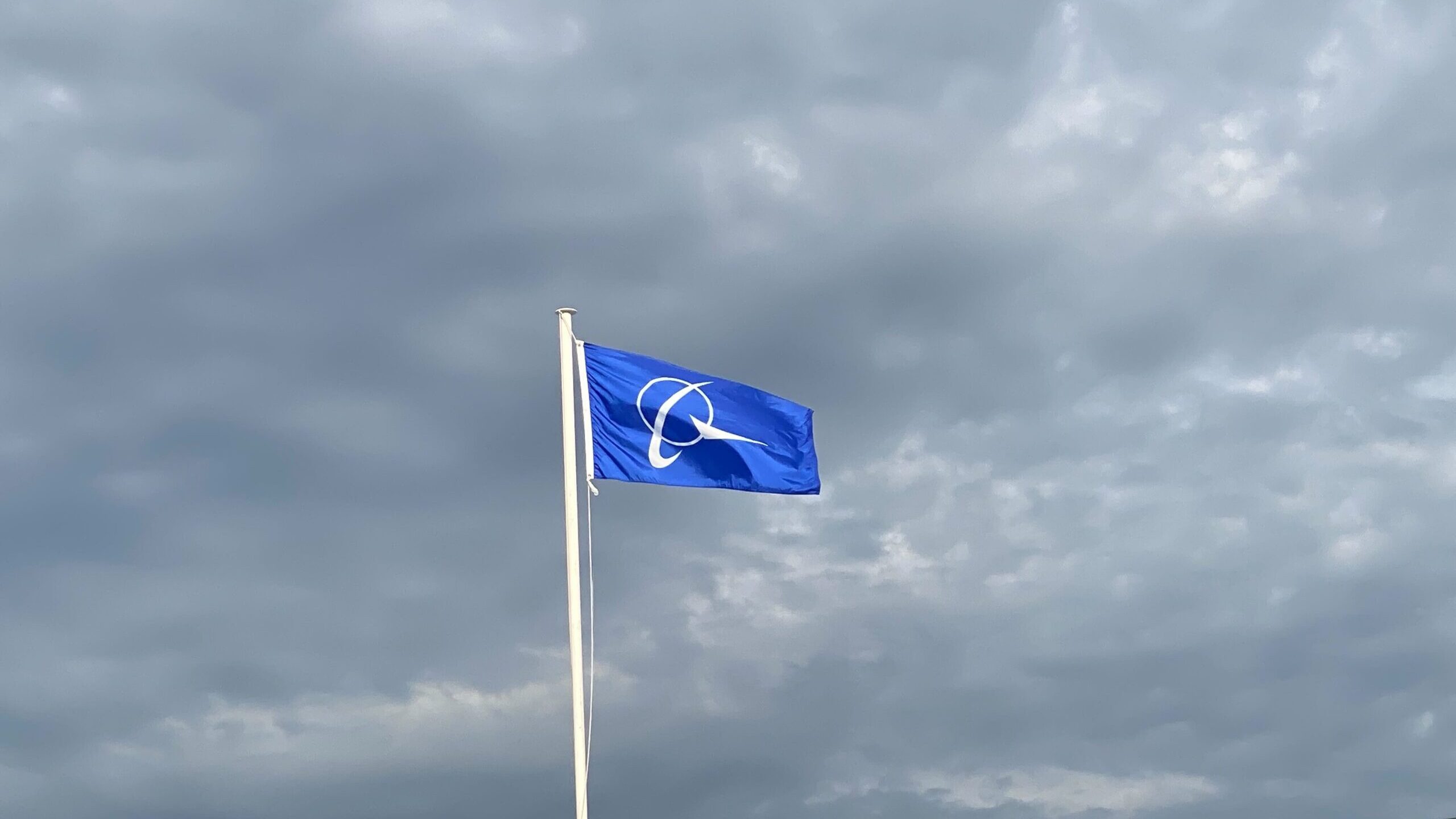 logotipo de boeing cielos oscuros