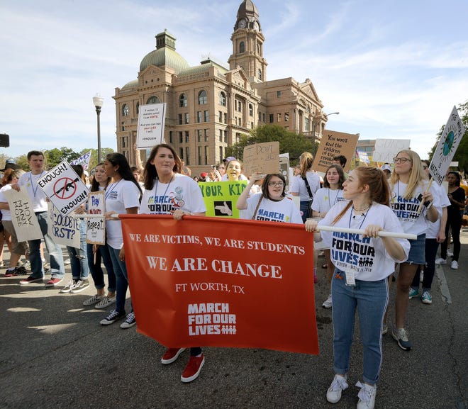 Marcha por nuestras vidas en Fort Worth en las escaleras del juzgado de Fort Worth, Texas, el 24 de marzo de 2018, después del ataque del 14 de febrero en la escuela secundaria Marjory Stoneman Douglas en Parkland, Florida, que dejó 17 muertos.  Los manifestantes denunciaron a la Asociación Nacional del Rifle.