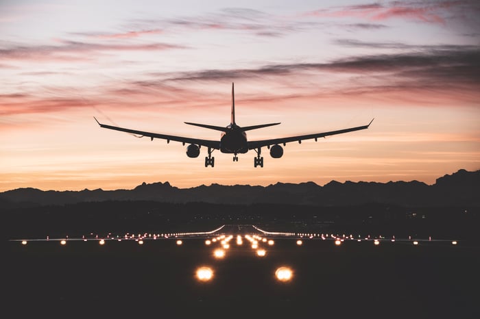 Un avión en vuelo.