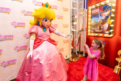 En esta foto proporcionada por Nintendo of America, el 4 de junio y Princess Peach celebran el lanzamiento de Princess Peach: Showtime.  juego en la tienda Nintendo de Nueva York en el Rockefeller Center.  El evento de fin de semana, que presenta jugabilidad en el sistema Nintendo Switch y fotografías teatrales, se extenderá hasta el 24 de marzo.