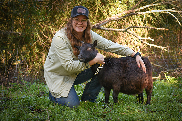 Mia Scott con su cabra número uno que ayudó a iniciar Mt. Moriah Farms, que se especializa en productos caprinos.  (Foto de TROY/Clif Lusk)