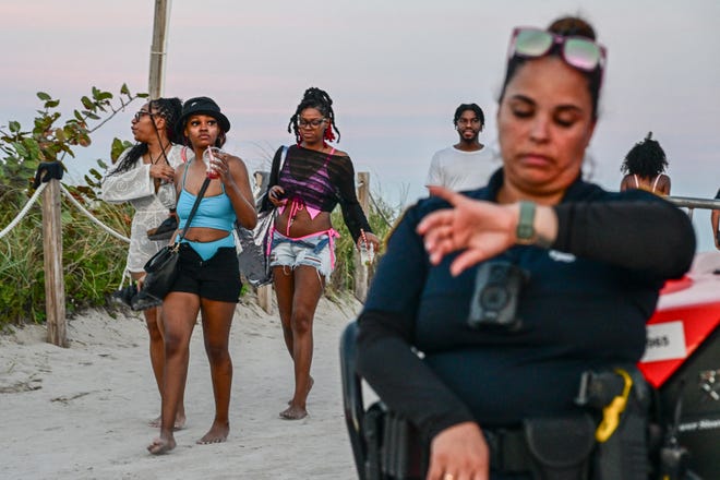 Los turistas abandonan la playa después de que la policía de Miami Beach cerrara el acceso a South Beach durante este fin de semana de vacaciones de primavera el 8 de marzo de 2024.