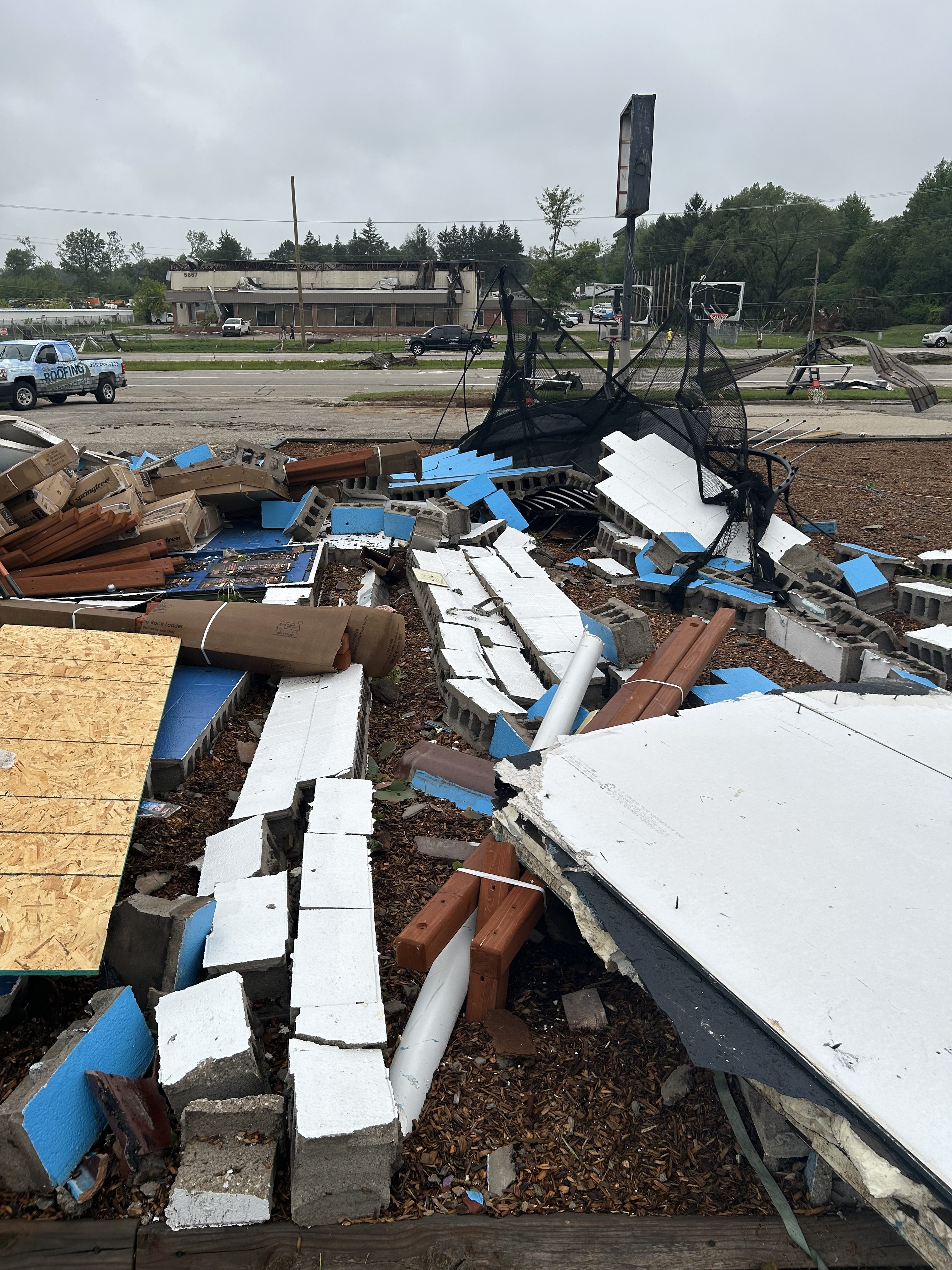 Los daños a Backyard Fun Zone después de la tormenta del 24 de agosto de 2023.  (Cortesía de Tracie Lampe)