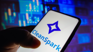 En esta ilustración fotográfica, se ve el logotipo de CleanSpark (CLSK) en la pantalla de un teléfono inteligente.