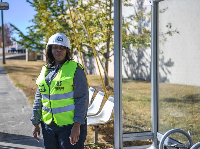 Kimberly Black, propietaria de Trusted Field Services, se encuentra en una parada de autobús de Knoxville que ayudó a renovar.