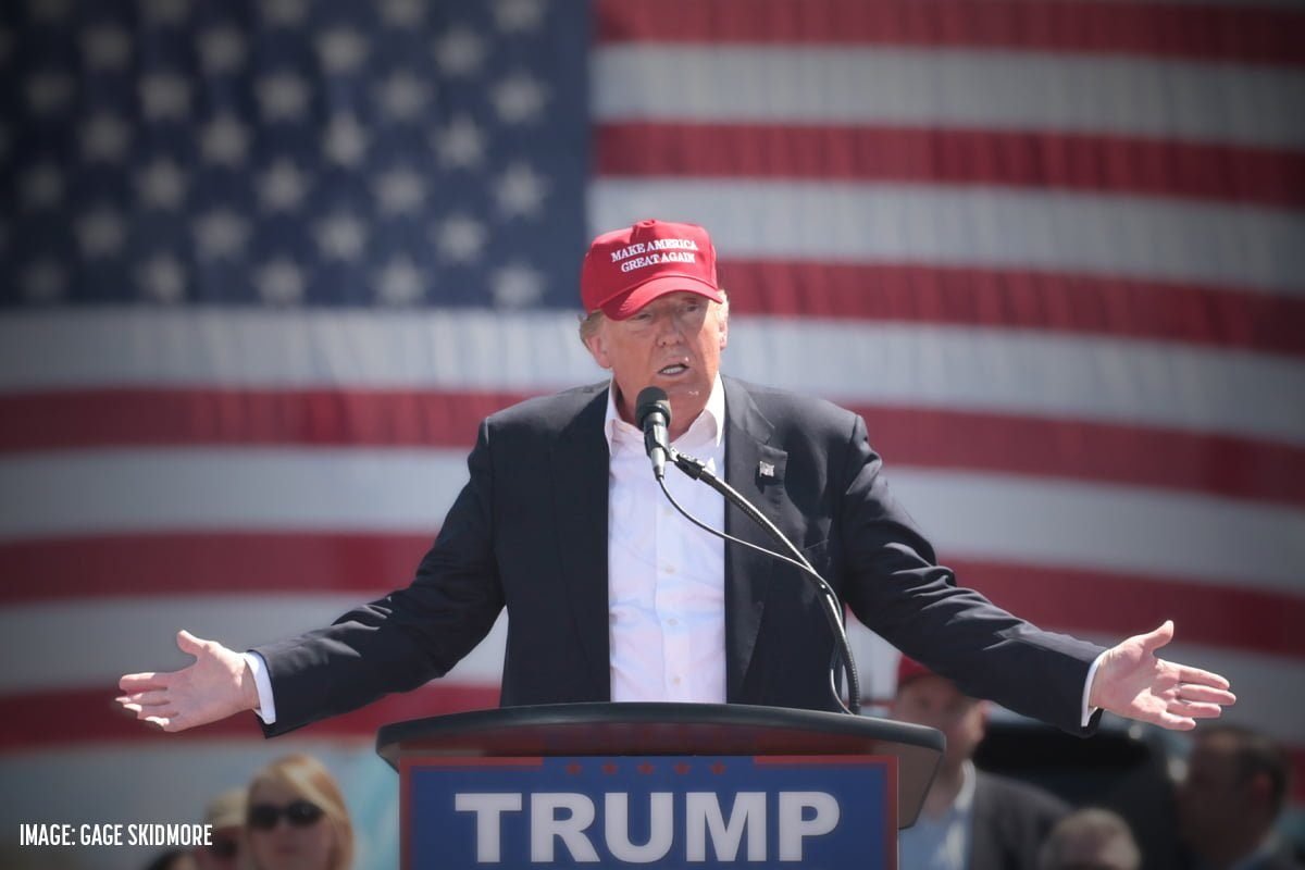 Trump hablando en la plataforma