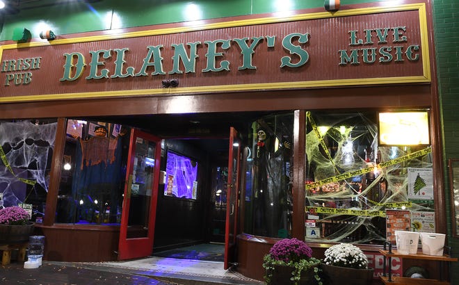 Estos son algunos de los lugares nocturnos para comer algo en Spartanburg.  Este es el pub irlandés Delaney's en el centro de Spartanburg.