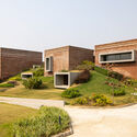 Bandhan Residential School of Business / Abin Design Studio - Fotografía exterior, fachada