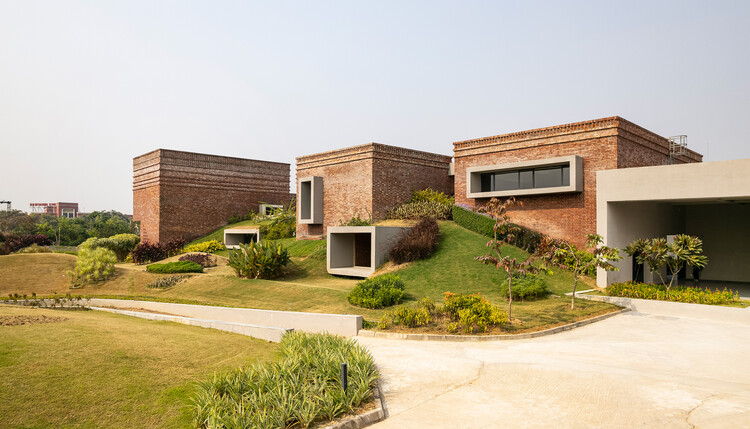 Bandhan Residential School of Business / Abin Design Studio - Fotografía exterior, fachada