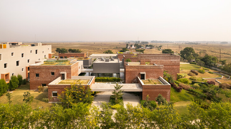 Bandhan Residential School of Business / Abin Design Studio - Fotografía de exteriores, ventanas y fachadas