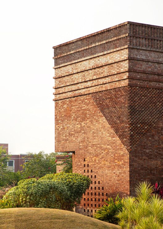 Bandhan Residential School of Business / Abin Design Studio - Fotografía exterior, ladrillos, ventanas