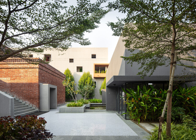 Bandhan Residential School of Business / Abin Design Studio - Fotografía exterior, fachada, ventanas