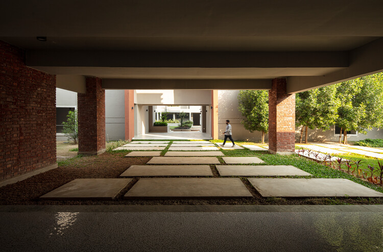 Escuela Residencial de Negocios Bandhan / Abin Design Studio - Imagen 34 de 48