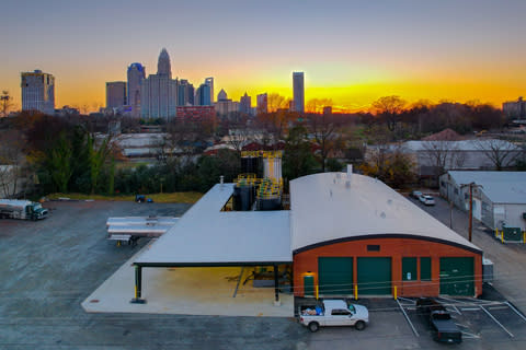 Imagen aérea de las instalaciones de Charlotte Greasecycle al atardecer con la zona residencial a la vista.  (Foto: Business Wire)