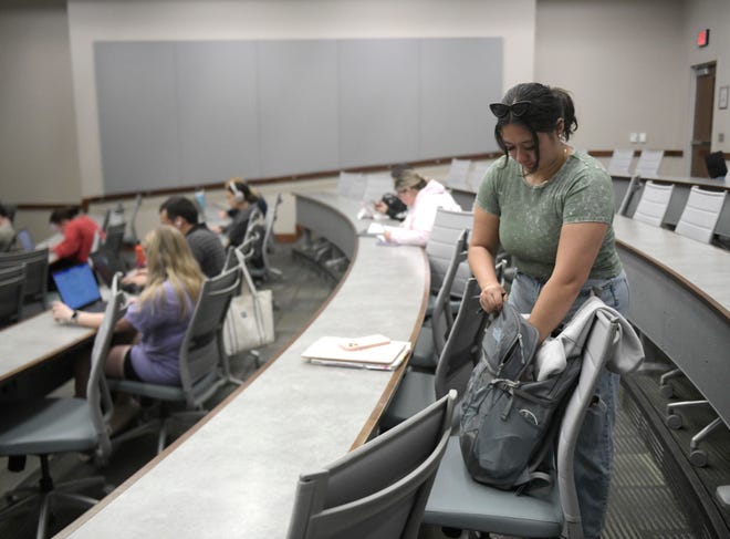 Natalie Snow asiste a su clase de negocios el jueves 18 de abril de 2024 en Rawls College of Business de Texas Tech.  Snow es una estudiante de tercer año que cambió su especialidad de bioquímica a negocios después de ser ascendida a gerente en HTeaO.