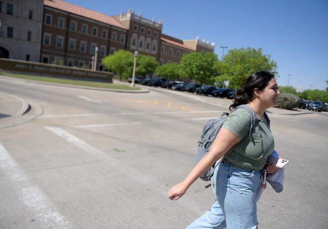 Natalie Snow deja la Facultad de Negocios Rawls para ayudar a preparar la inauguración de su nueva tienda HTeaO, el jueves 18 de abril de 2024, en Texas Tech.