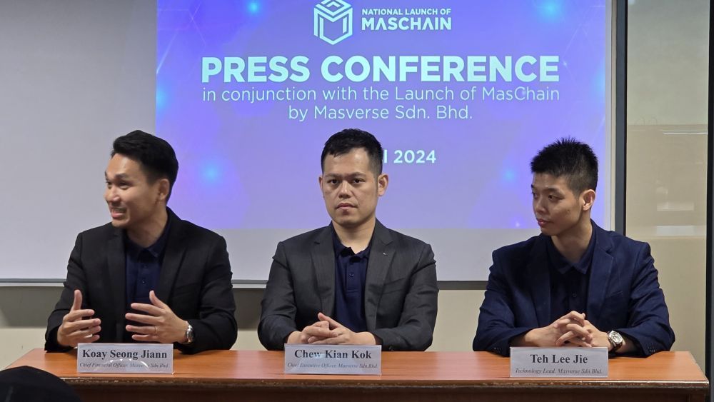 [L-R]    Koay Seong Jiann, director financiero de Masverse Sdn.  Bhd.  Chew Kian Kok, director ejecutivo de Masverse Sdn.  Bhd.  Teh Lee Jie, líder de tecnología de Masverse Sdn.  Bhd.