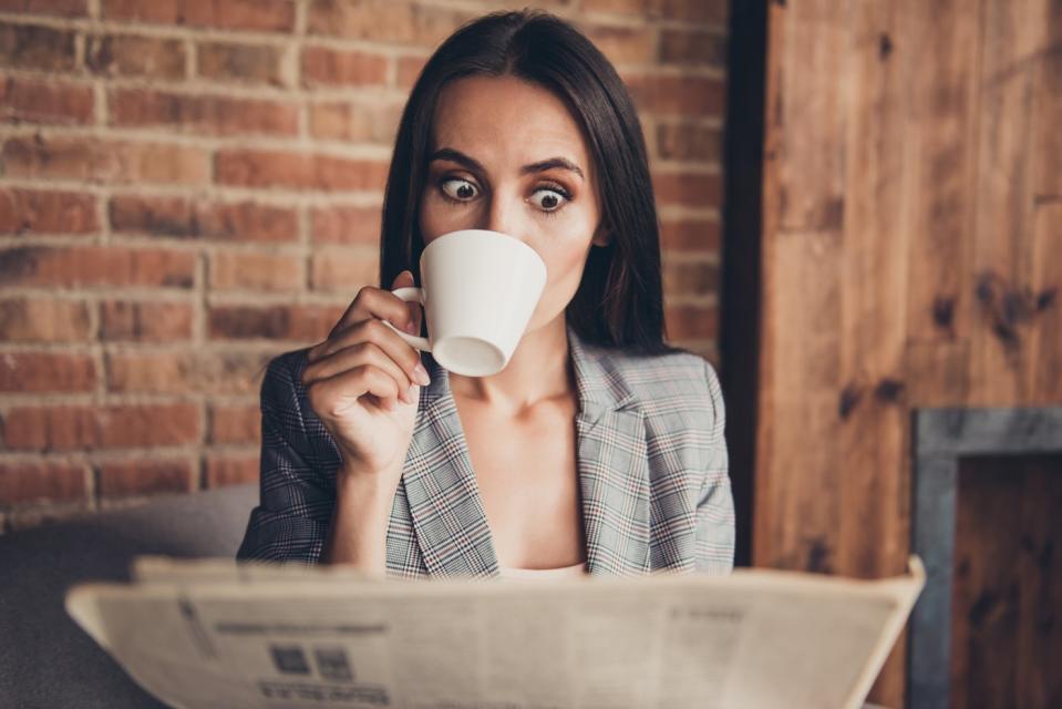 Inversor sorprendido leyendo el periódico.