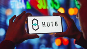 En esta ilustración fotográfica, se ve el logotipo de Hut 8 Mining en la pantalla de un teléfono inteligente.