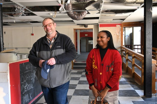 Daniel Doty con Hamilton-Lauraville Main Street y Tammira Lucas, directora ejecutiva de The Cube Cowork, dentro del edificio Markley.  El histórico y vacío Markley Hotel será remodelado para convertirlo en un centro para minoristas y otros empresarios como parte de un esfuerzo mayor para revitalizar Harford Road Main Street.  El desarrollador MCB Real Estate adquirió el edificio como parte de una reurbanización más amplia en Morgan State, incluido un edificio de apartamentos de 151 unidades para viviendas para estudiantes que está en construcción.  MCB está donando un edificio a Main Streets para reconstruirlo en asociación con Morgan State y The Cube Cowork, el espacio de trabajo conjunto dirigido por mujeres negras más grande del país. (Lloyd Fox/Staff)