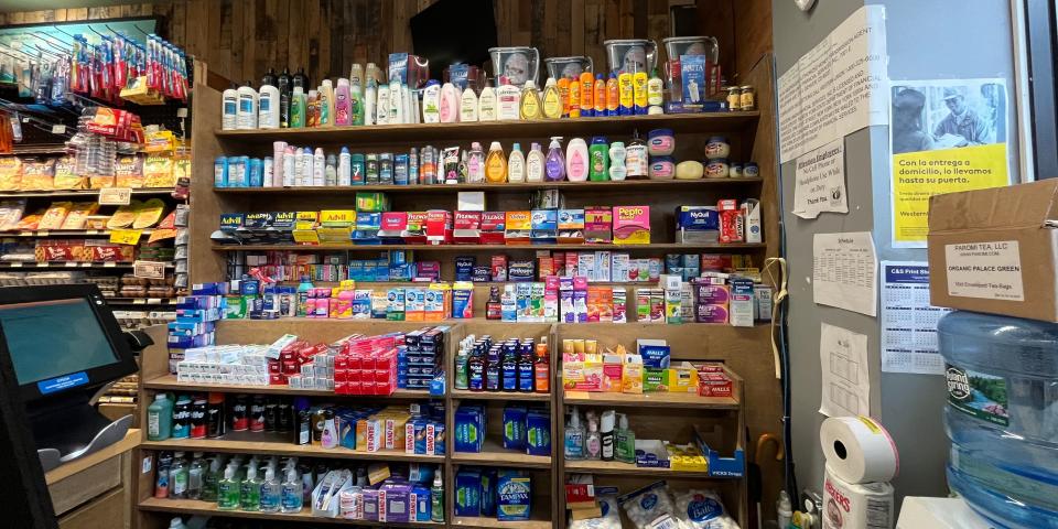 La pequeña sección de farmacia de una tienda de comestibles de Nueva York.