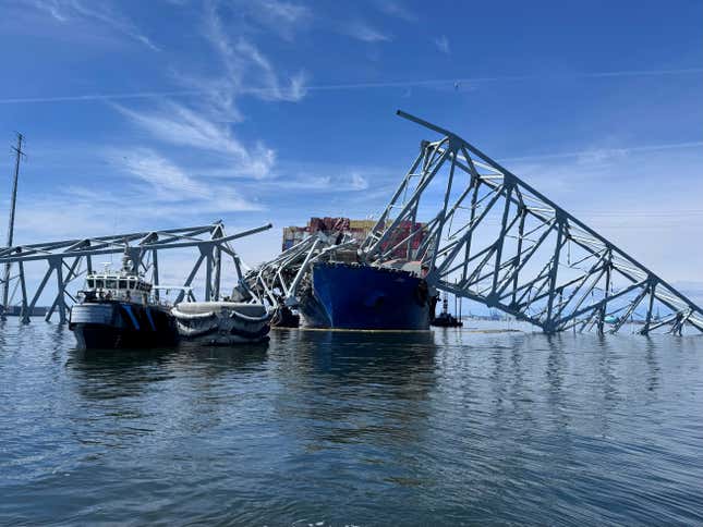 ARCHIVO - El puente caído Francis Scott Key en Baltimore aparece el domingo 31 de marzo de 2024, donde los buzos ayudaron a las cuadrillas con la complicada y meticulosa operación de retirar acero y concreto.  La Administración de Pequeñas Empresas ofrece asistencia a los afectados por el colapso del puente en Maryland.  Las pequeñas empresas en la región del Atlántico Medio serán elegibles para préstamos por desastre para daños económicos a largo plazo y con bajos intereses de hasta $2 millones.  (Fotos AP/Mike Pesoli)