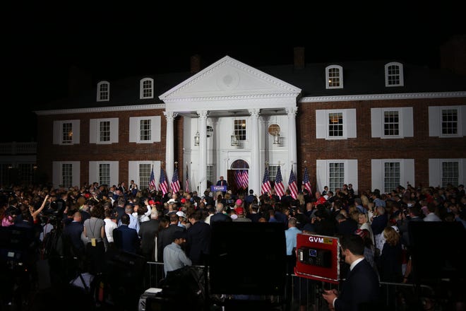 El expresidente Donald Trump habló ante una multitud de seguidores frente a la casa club de su Trump National Golf Club el 13 de junio de 2023 en Bedminster, Nueva Jersey, horas después de ser procesado en Miami.