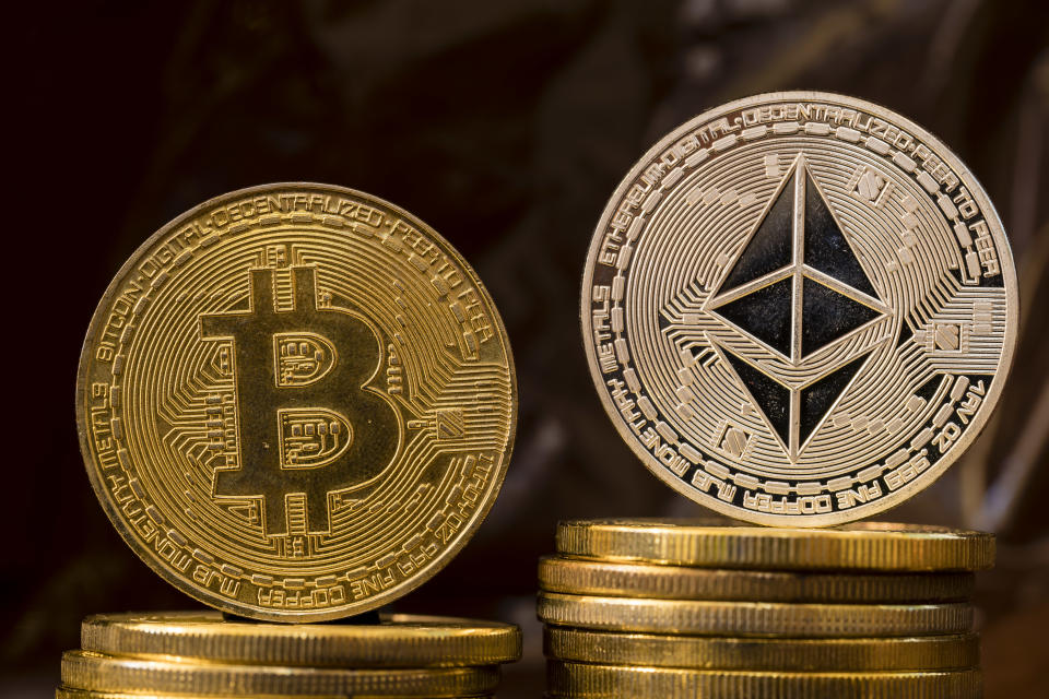 HONG KONG, HONG KONG - 15 DE JUNIO: Como representación visual de la criptomoneda digital, Ethereum (ETH) y Bitcoin (BTC), el 15 de junio de 2018 en Hong Kong, Hong Kong.  (Foto de S3studio/Getty Images)