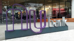 Un cartel de Nubank fuera de un edificio de oficinas.